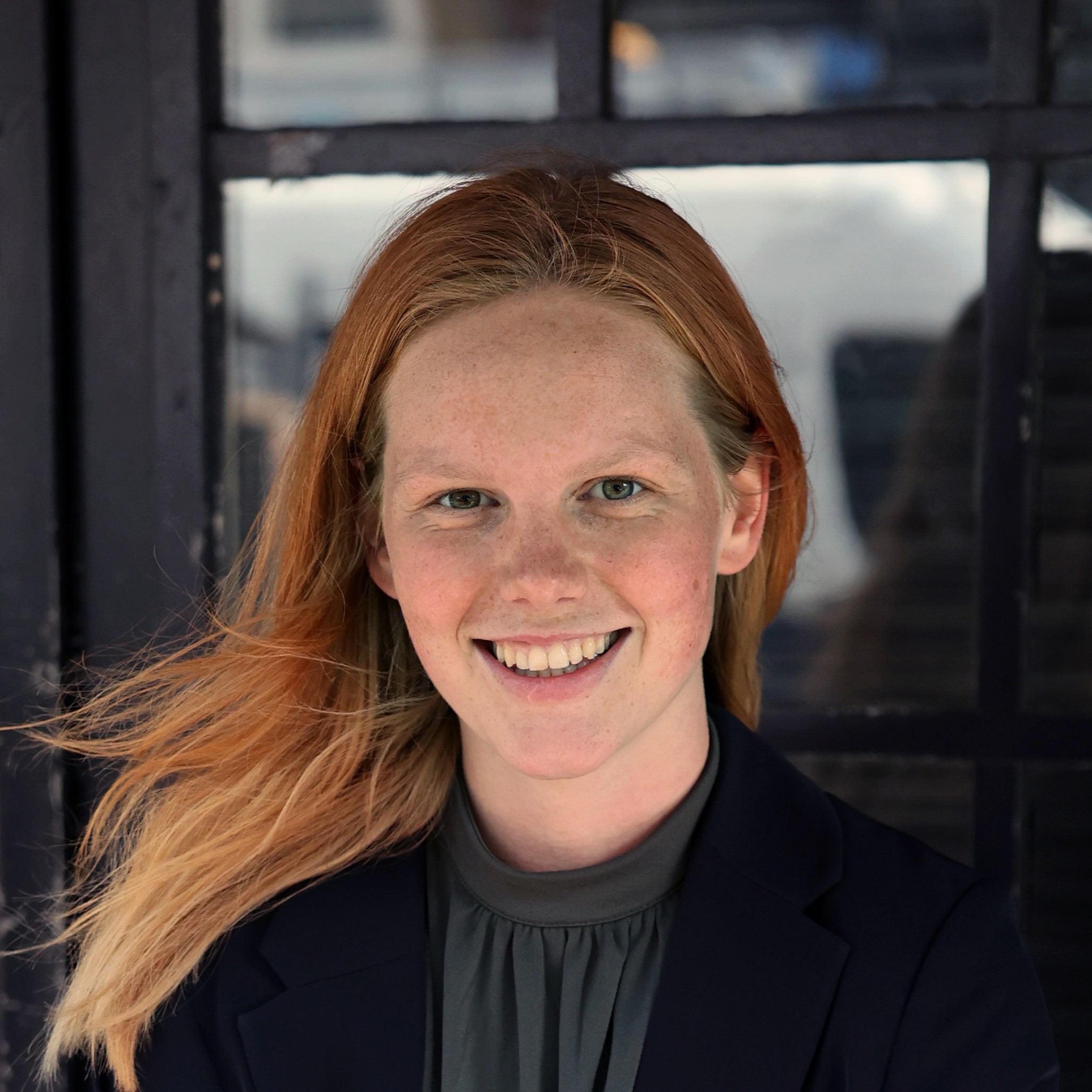 Portretfoto van Aline du Plessis, de ZZP Data- en GIS-analist achter NoviSense, die gespecialiseerd is in vraagstukken voor lokale overheden.