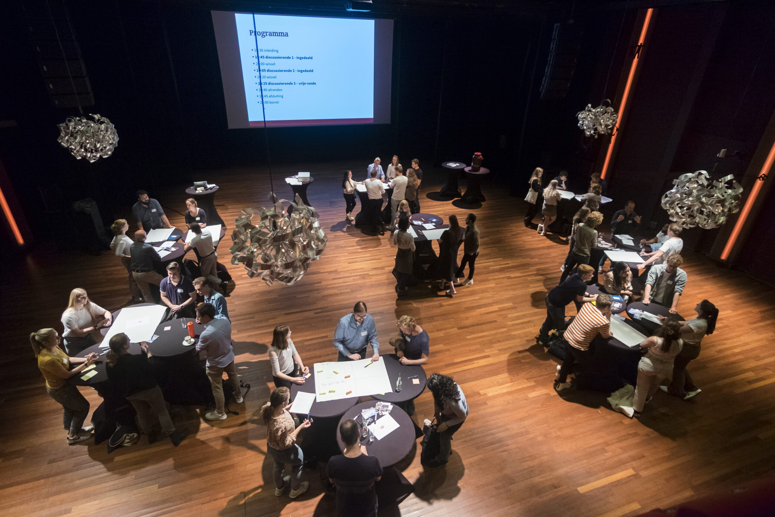 Aline du Plessis van NoviSense geeft een presentatie vanuit een gemeente.